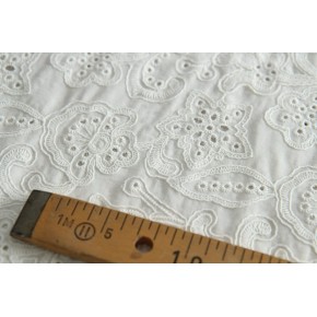 tissu broderie anglaise - un chat sur un fil