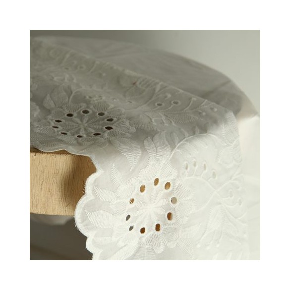 voile de coton brodé et festonné - un chat sur un fil