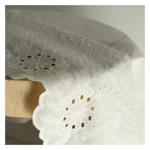 voile de coton brodé et festonné - un chat sur un fil voile de coton brodé et festonné - un chat sur un fil