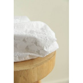 broderie anglaise en coton blanc - un chat sur un fil
