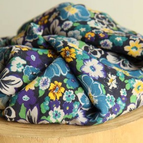 tissu fluide à fleurs - un chat sur un fil