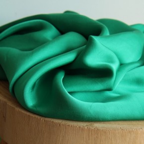 satin de viscose vert - un chat sur un fil