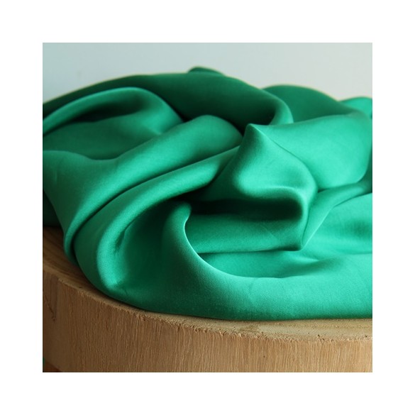 satin de viscose vert - un chat sur un fil