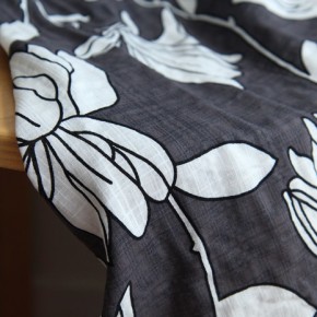 tissu coton et viscose - fleurs gris et écru
