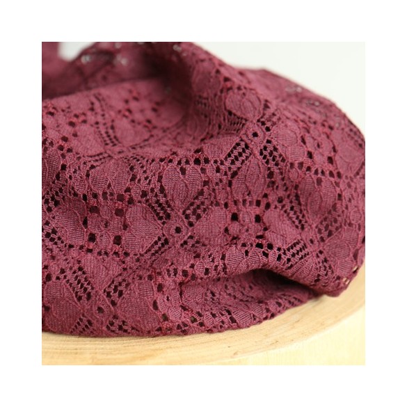 tissu en dentelle bordeaux - un chat sur un fil