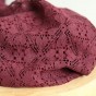 tissu en dentelle bordeaux - un chat sur un fil