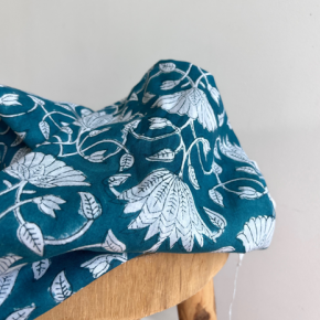 coton indien imprimé fleurs - bleu et blanc