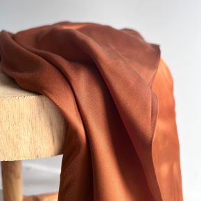 tissu satiné en viscose - un chat sur un fil