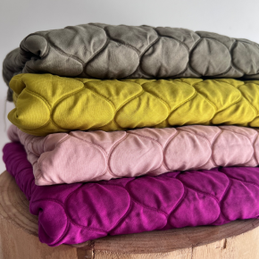 tissu matelassé au mètre - un chat sur un fil