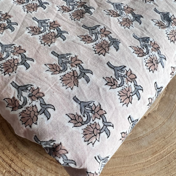 jolis tissus indiens artisanaux - un chat sur un fil