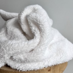 tissu sherpa blanc - un chat sur un fil