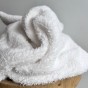 tissu sherpa blanc - un chat sur un fil