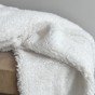 sherpa blanc - un chat sur un fil