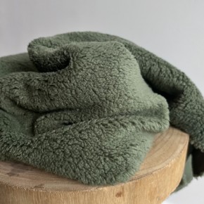 tissu sherpa vert - un chat sur un fil