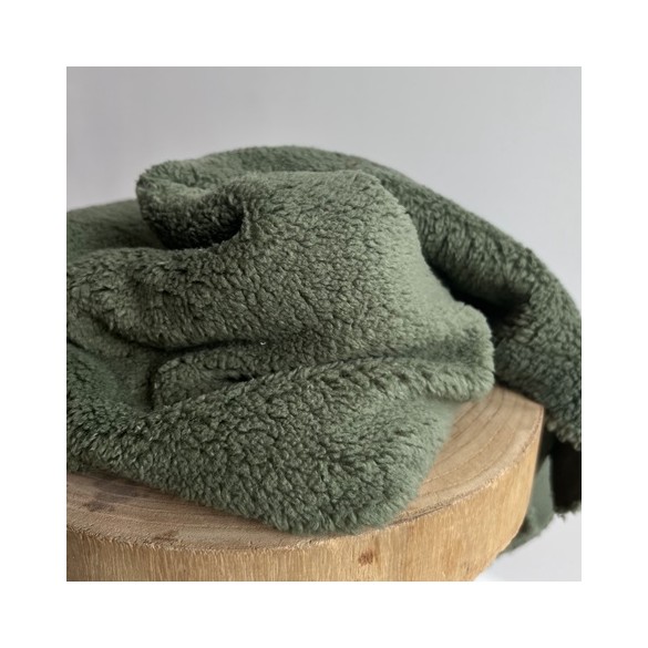 tissu sherpa vert - un chat sur un fil
