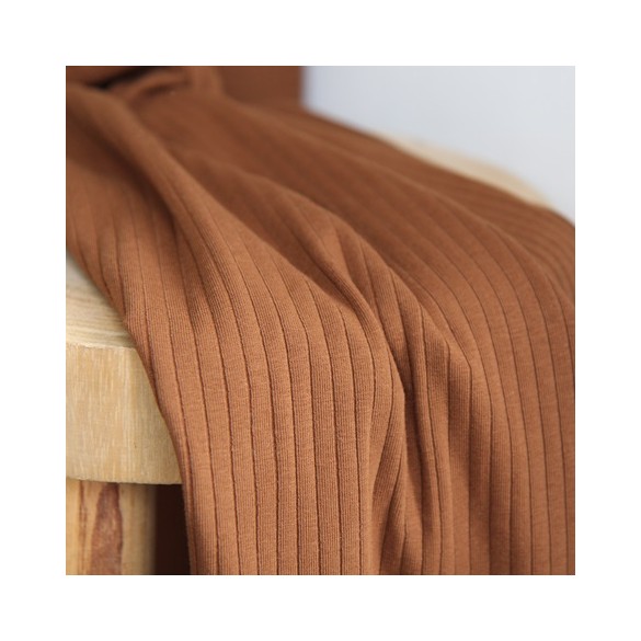 tissu côtelé marron - un chat sur un fil
