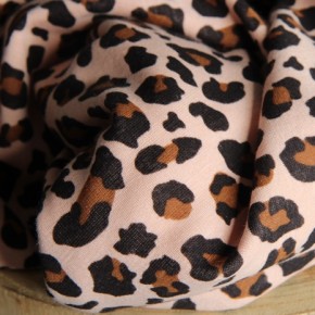 tissu sweat léopard - un chat sur un fil