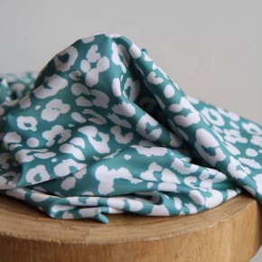 tissu maillot - un chat sur un fil
