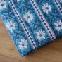 tissu indien Eglantine  fleurs bleu - un chat sur un fil
