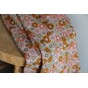 tissu fleuri - un chat sur un fil