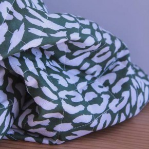 tissu matelassé léopard - un chat sur un fil