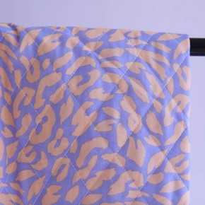 tissu matelassé léopard - un chat sur un fil