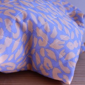 tissu matelassé doublé - un chat sur un fil
