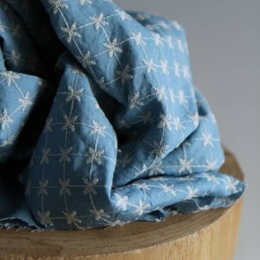 tissu denim brodé - un chat sur un fil