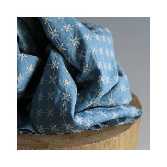 tissu denim brodé - un chat sur un fil