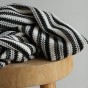 TISSU EN CROCHET écru et noir - un chat sur un fil