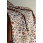 tissu fleuri - un chat sur un fil
