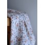 tissu fleuri - un chat sur un fil