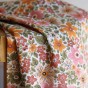 joli coton fleurs - un chat sur un fil