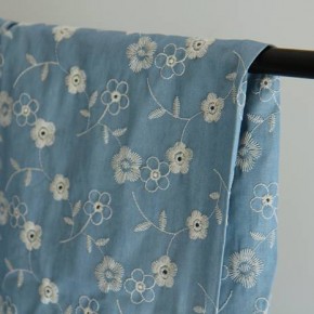 tissu denim brodé - un chat sur un fil