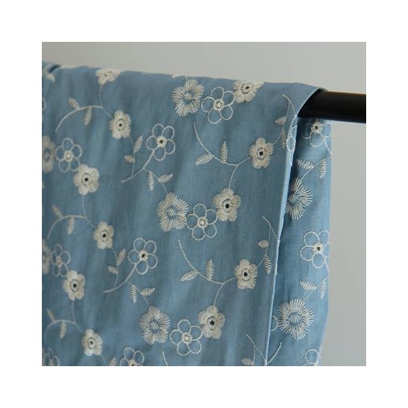 tissu denim brodé - un chat sur un fil
