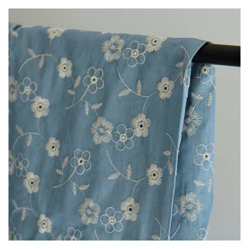 tissu denim brodé - un chat sur un fil tissu denim brodé - un chat sur un fil