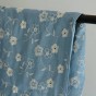 tissu denim brodé - un chat sur un fil
