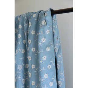 tissu jean clair brodé - un chat sur un fil