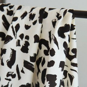 tissu viscose fleurs noir et écru - un chat sur un fil