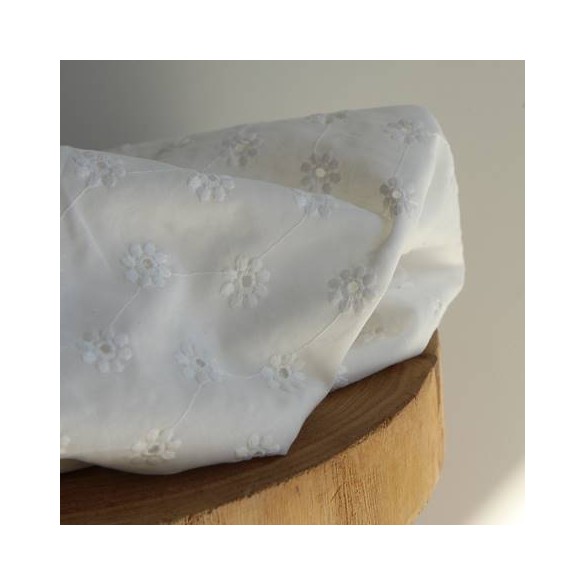 tissu broderie anglaise blanc cassé