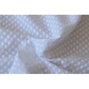 tissu en coton brodé blanc - un chat sur un fil