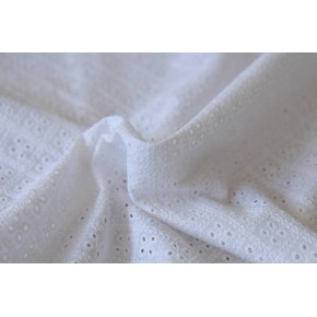 tissu en coton brodé blanc - un chat sur un fil