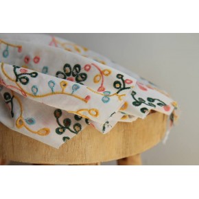 tissu en coton brodé fleurs - un chat sur un fil