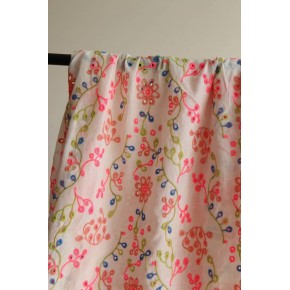 tissu brodé multicolore - un chat sur un fil