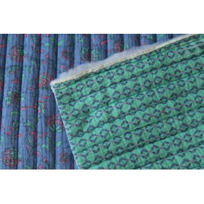 tissu matelassé bleu fleuri - un chat sur un fil