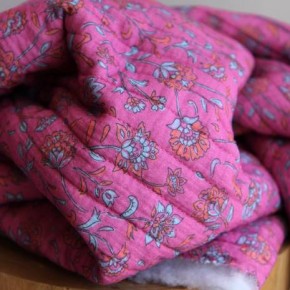 tissu indien matelassé - un chat sur un fil