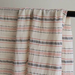 tissu en gaze de coton rayures - un chat sur un fil