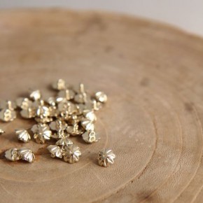 bouton métal doré fleurs - un chat sur un fil