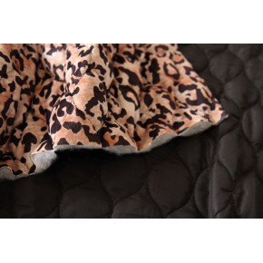 tissu léopard matelassé - un chat sur un fil