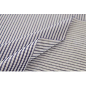 tissu rayé - un chat sur un fil